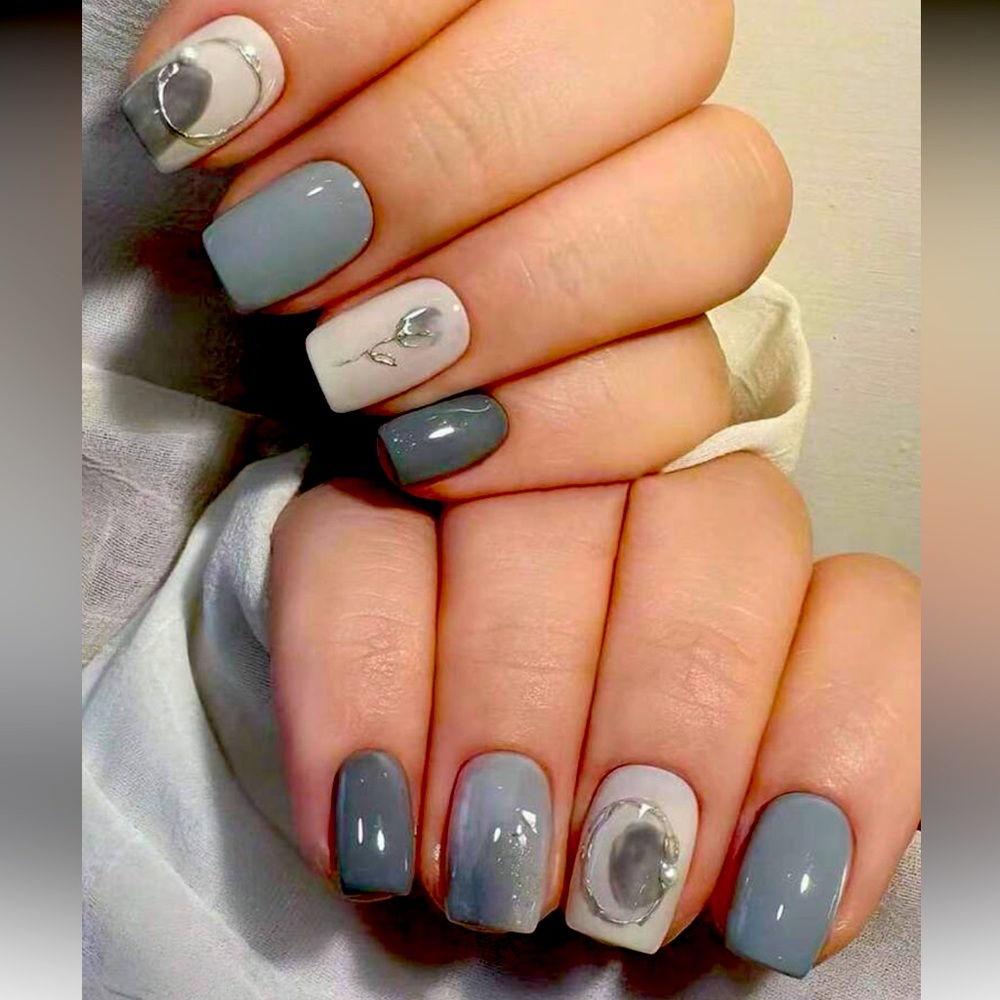 Grey and White Rose Accent Press On Nail Kit NEW 🏷️